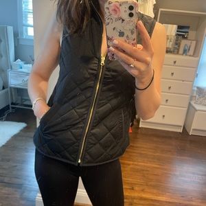 Old navy quilted vest with pockets and gold zipper - size S